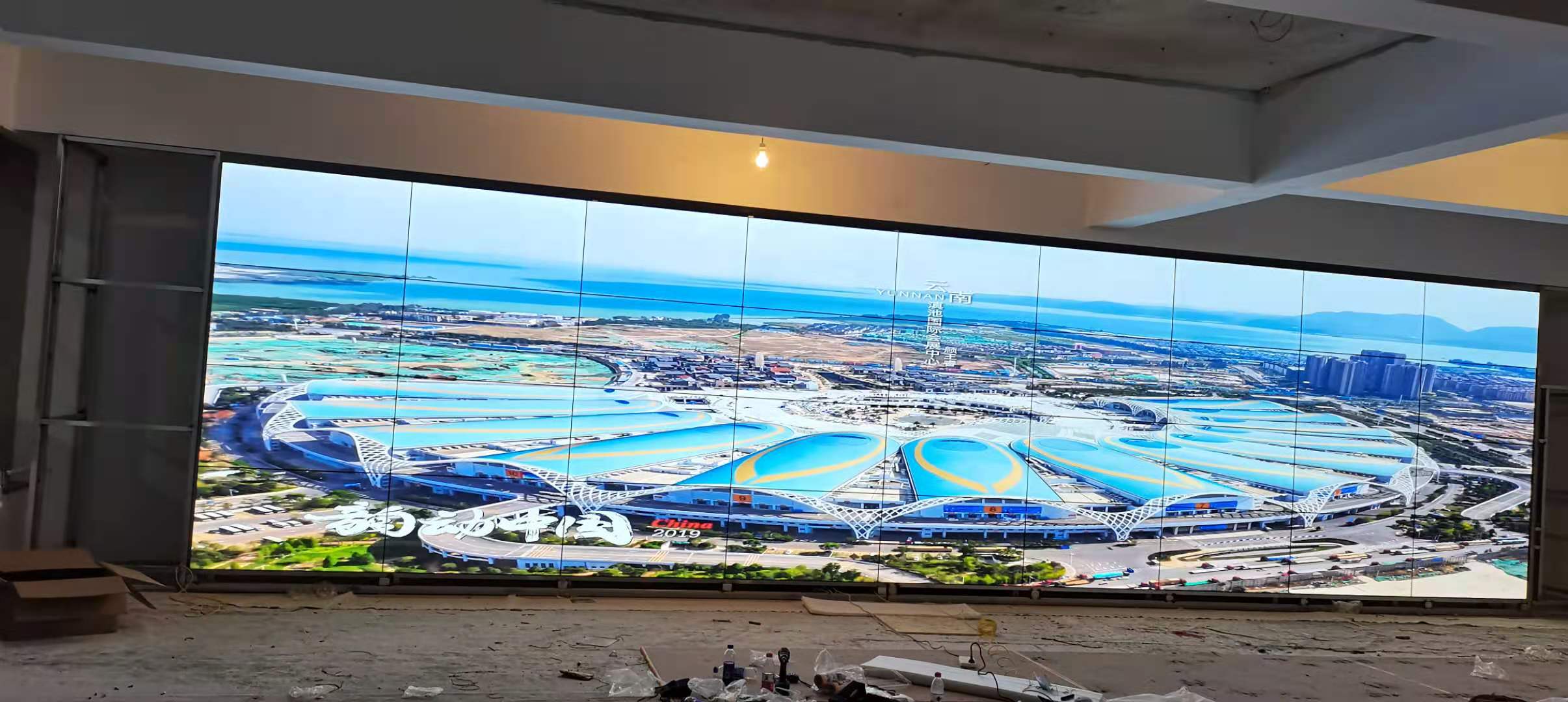 不同氣候條件（如高溫、高濕度、沙塵）下，戶外LED顯示屏的維護策略有何差異？