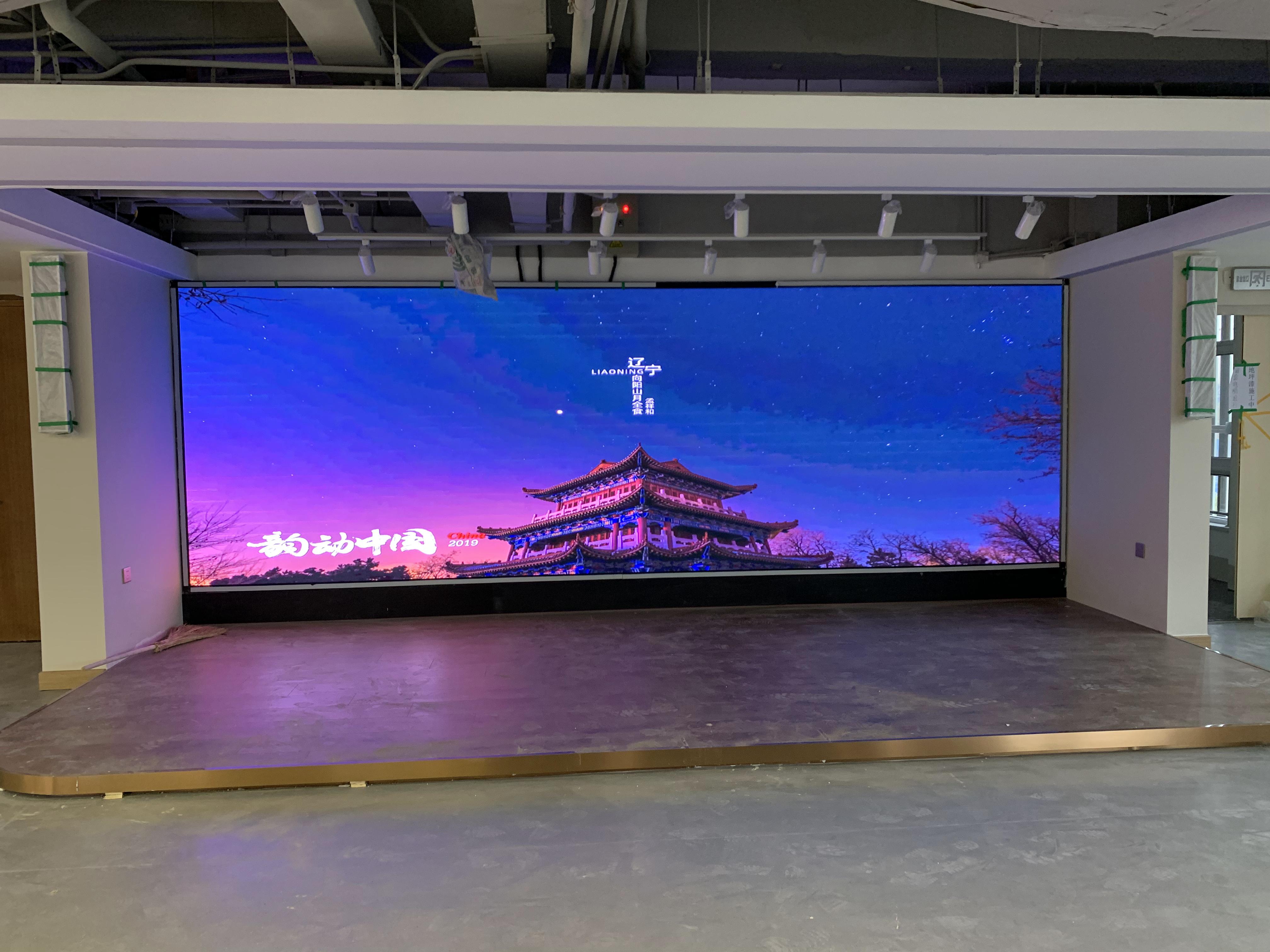 “會(huì)議室屏幕掛多高？人體工學(xué)高度公式+高管身高適配表”