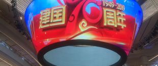 公司花20萬裝修的會(huì)議室，竟被客戶吐槽‘像網(wǎng)吧’？高級(jí)感會(huì)議室的屏幕選擇秘訣”